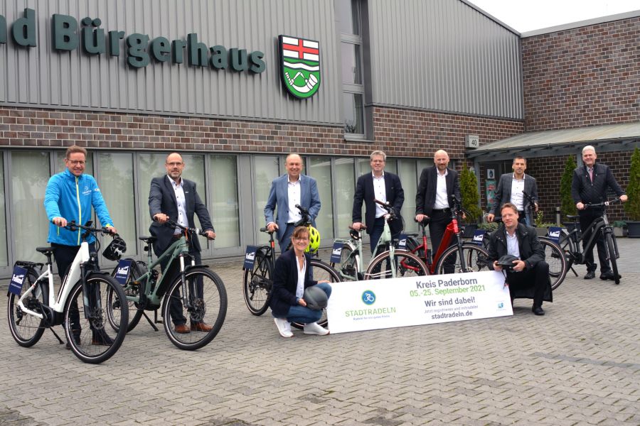 Gemeinsam wollen sie in die Pedale treten – v.l.: Ulrich Berger (Bürgermeister Salzkotten), Christian Carl (Bürgermeister Bad Wünnenberg), Landrat Christoph Rüther, Uwe Gockel (Bürgermeister Borchen), Carsten Venherm (Beigeordneter Stadt Paderborn), Burkhard Schwuchow (Bürgermeister Büren) und Werner Peitz (Bürgermeister Delbrück) sowie kniend Ute Dülfer (Bürgermeisterin Lichtenau) und Matthias Möllers (Bürgermeister Altenbeken)